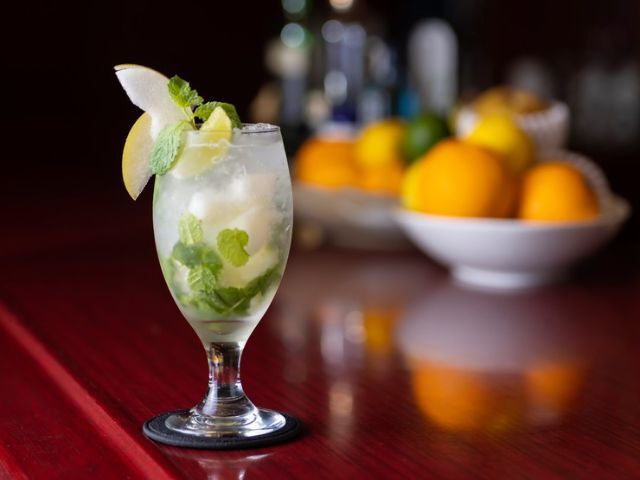 Cafe&Bar Refrain포맷:{"q": Cafe&Bar Refrain}답변은 JSON 형식으로만 작성하며, 답변 내용에 대한 설명은 생략합니다.