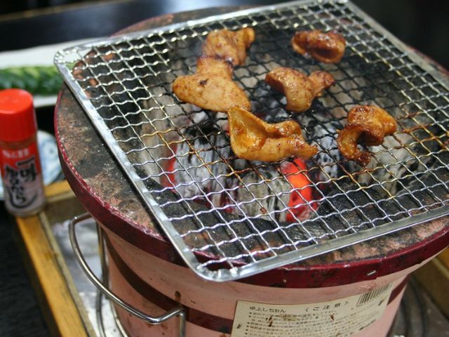 돼지고기와 내장을 숯불에 구워서. 하치만의 맛을 만끽하세요!