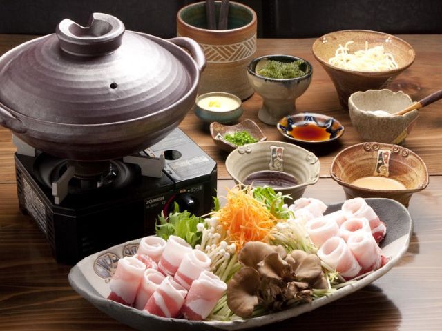 푸른 바다와 사탕수수 밭의 풍경을 감상하며, 오키나와 요리를 만끽하다