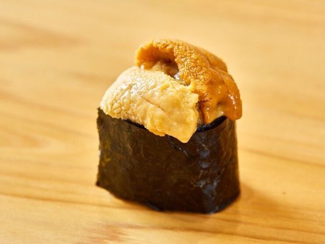 고요한 일본 분위기 속에서 전통과 혁신이 융합된 에도마에 초밥을 맛보다.