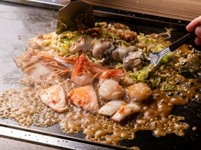 홋카이도 지역 맥주와 홋카이도 식재료로 만든 몬자야키로 건배