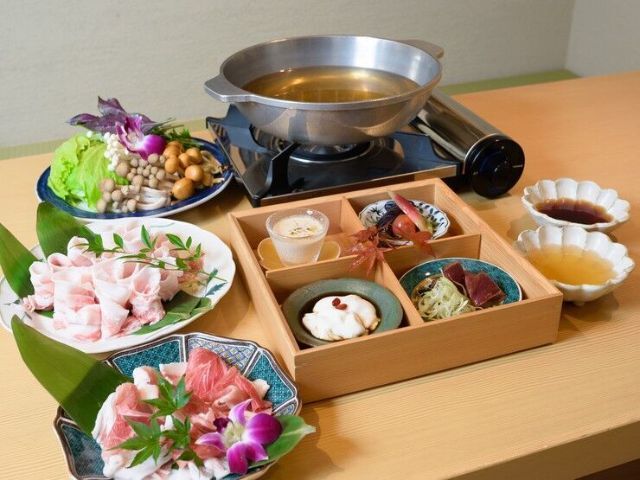 고급스러운 완전한 개인 공간에서 맛있는 음식을 즐기세요.