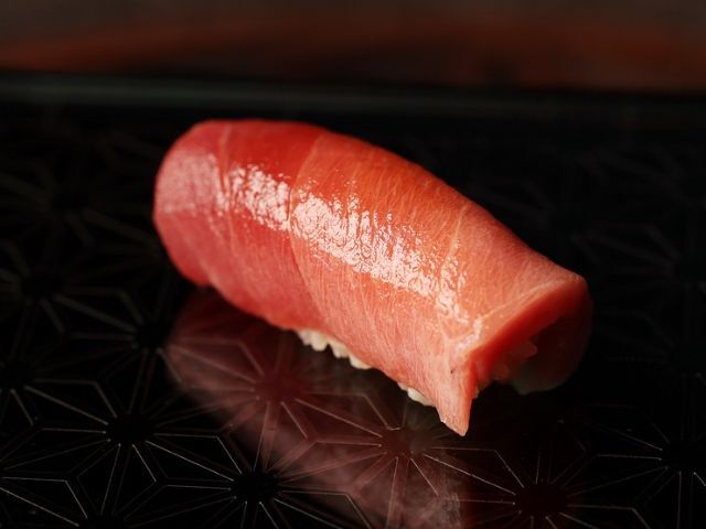 「剛」と「静」의 '맛'에 집중하는, 스스키노의 초밥집