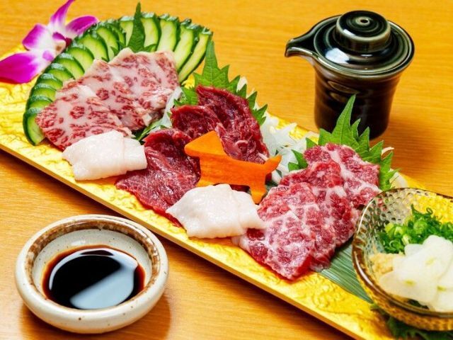 다양한 스타일로 큐슈 직송 신선한 말고기를 맛보다.