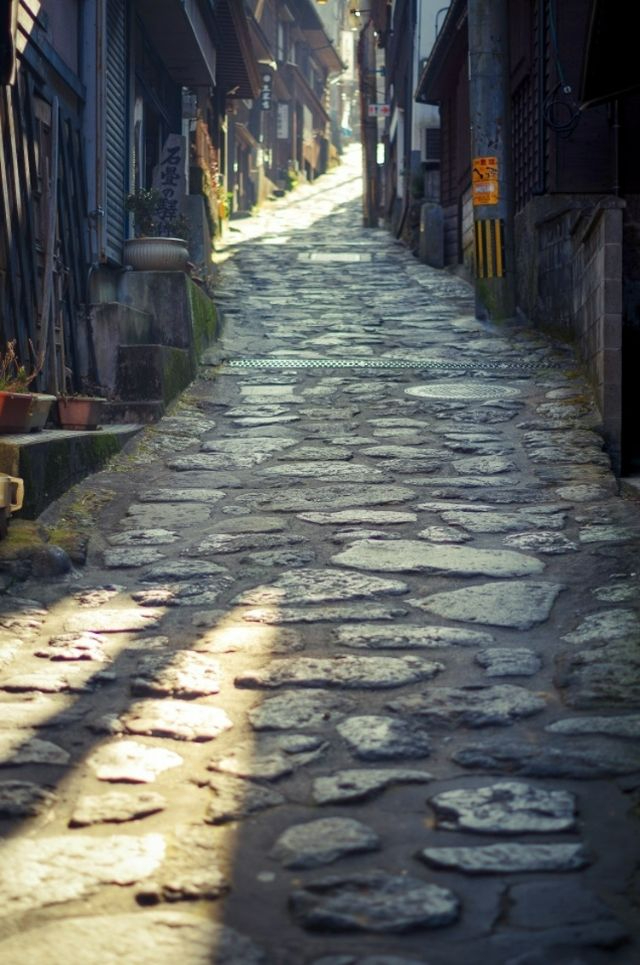 "Yunohira Onsen"이 있는 오이타현은 영화에서 버려진 온천 마을의 모델로 알려져 있습니다.