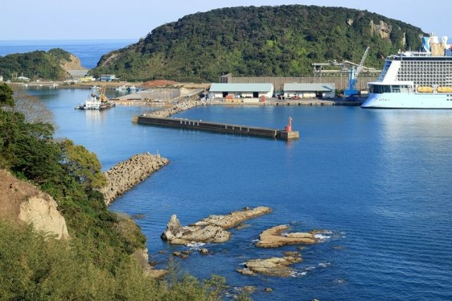 "Nichinan City"는 Miyazaki Prefecture에 위치해 있으며, Suzume가 거주하는 항구 도시의 설정으로 여겨집니다.