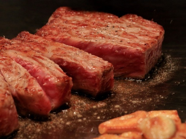 감각을 만족시키세요: 카운터에서 브랜드 소고기를 제공하는 오사카 최고의 스테이크하우스 레스토랑 5곳