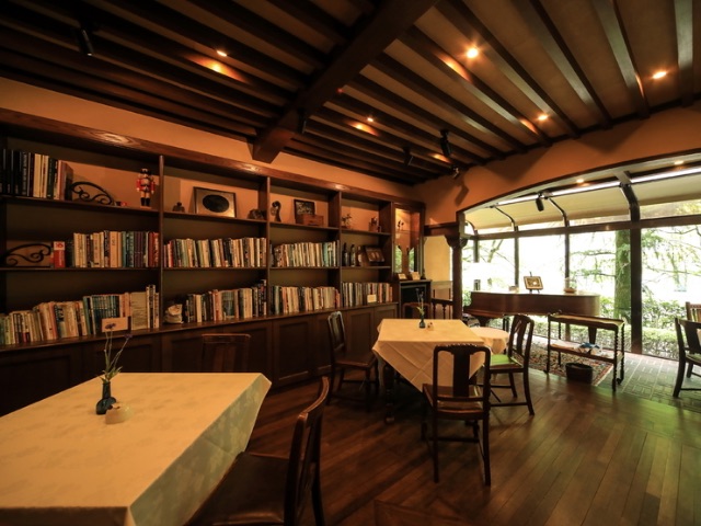 Enjoy rustic cuisine in a retro Showa-era atmosphere