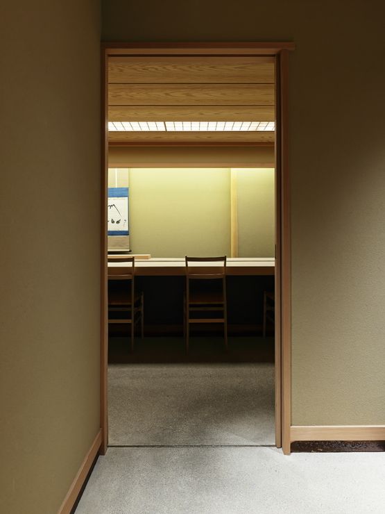 엄숙한 공기를 두른 일본식 공간에서 최고의 일본 요리를 제공합니다