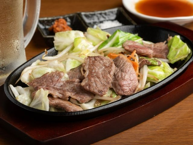 편안한 숨겨진 철판구이 가게에서 고베 소고기를 손쉽게 만끽하세요.