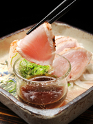 키라쿠테이_신선한 재료이기 때문에 즐길 수 있는 『쿄토 지도리(토종닭)의 타타키(겉을 살짝 익힌 회)』