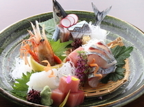 온죠시 키요야스테이 가마쿠라 프린스호텔점_신선한 어패류와 다양한 색깔의 모리쯔케(일본식 요리 장식 하기)가 인기. 「생선회 모둠」