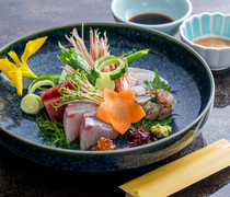 시키테이 하나무라_오이타의 해산물을 마음껏 맛볼 수 있는 ‘생선회’ (디너 1만 엔 코스 요리 예시)
