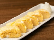 이자카야 아사히_부드러운 식감과 두툼한 두께가 특징입니다. 부드러운 맛의 인기메뉴 '다시마키(육수를 넣은 일본식 계란말이)'