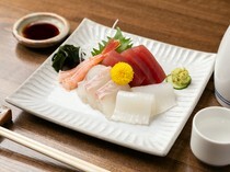 이자카야 아사히_일본 전국에서 엄선. 계절마다 가장 맛있는 해산물을 사용한 '생선회 모둠'