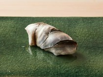 가구라자카 스시 콘콘_제철 식재료로 사계절의 변화를 표현했습니다. 가이세키 요리와 초밥으로 끝을 본 장인이 만들어내는 ‘주방특선 코스’