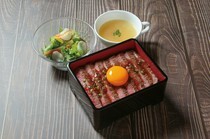 히다타카야마 미트_맛있는 쌀, 엄선한 소스와 함께 먹는 '히다규 스테이크 덮밥'