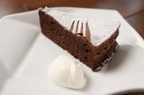 cafe MARUGO_쌉싸름한 초콜릿의 풍미가 특징인 『가토 쇼콜라』