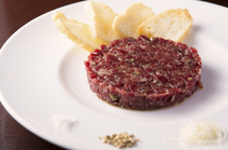 가루네야_씹을수록 맛이 입안 가득 퍼지는 『200일 숙성 쇠고기 타르타르 스테이크』