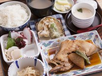 오쇼쿠지도코로 카니타이리쿠_구운 생선과 생선조림 중의 하나가 나오는 『타이리쿠벤토（당일요리）』