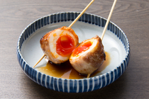 쿠시야키노 타츠미_현지의 맛있는  달걀・ 란오를 사용한 「한주쿠(반숙)토로부타(돼지)야키쿠시(꼬치구이)」