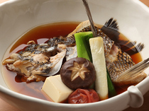 우마시사카나 사케 요시미츠_조림요리「감성돔 찜」은 맛의 특징을 살린 요리