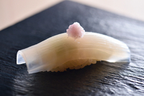 스시도코로 기하라_기하라 식 카라미다이콘(매운맛이 강한 무)를 야쿠미(고명)으로 사용한 『수루메이카(오징어)』