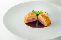 l’Auberge de l’ill Tokyo_쇠고기와 푸아그라, 소스가 혼연일체가 된 "특선 쇠고기 안심과 푸아그라・송로버섯 파이"