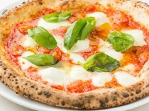 에노테카피자리아 가구라자카 스타지오네_겉은 바삭하고 속은 쫀득한 식감을 즐길 수 있는 '피자 마르게리타'
