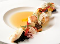 레스토랑KEI_요리사 감동의 한 접시에 계절의 흥취를 곁들인 『봄 바다의 진미와 패트 리어 채소의 부이야베이스 』