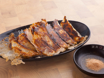 갓파라멘혼포 이즈미사노점_바삭하고 촉촉한, 고기의 맛을 즐길 수있는 『갓파 교자(만두)』