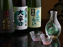 우나기 고마가타 마에카와 마루노우치텐_우나기(장어)의 카바야키(소스를 발라 구운 것)에 딱 맞는 강한 맛의 『니혼슈(일본 술) 각종』