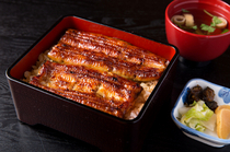 우나기 후지타 시로가네다이텐_타레(소스)는 단맛을 줄인 고급스러운 맛. 비장탄으로 향기롭게 구워낸 『우나주(장어 덮밥) （야마）』