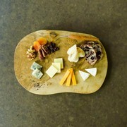 WINE BAR KALKOS_치즈 소믈리에의 손길로 맛과 숙성도를 계산하여 만족스러운 조합으로 제공하는 '숙성 치즈 모둠'