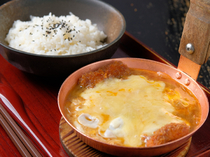카츠동_걸쭉한 치즈와 계란이 참을 수 없는 『치즈 카츠동(카츠동 S＋치즈)』