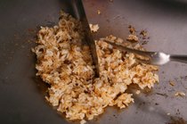 철판구이 뷰메르_식욕을 돋우는 고소함. 홋카이도산 유메피리카 쌀을 사용한 '갈릭 라이스'