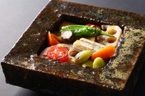 니혼 야키니쿠 하세가와 오모테산도점_도예 아티스트 "우치다 고이치"×야채 소믈리에가 엄선한 야채