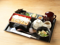 우나기카 시바후쿠야_소금과 검은 후추로 호쾌하게 먹는 참신한 오리지널 메뉴 ‘스테미너 마부시’