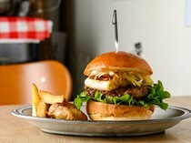 Craft Burger＆Grill Jiro_풍미와 식감이 풍부한 파가 듬뿍 들어간 '센쥬네기 버거'