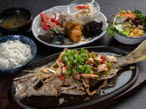 우루마 시민 식당_입 안 가득 퍼지는 생선의 감칠맛. 그날 잡은 오키나와현 산 생선을 버터구이로 즐기는 『오키나와현 생선 버터구이』