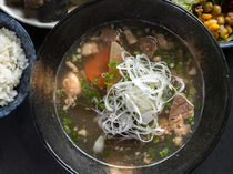 우루마 시민 식당_오키나와산 검은털 와규 「아야하시규」를 푹 고아낸 맛이 가득한 수프 『우루마시산 아야하시규지루』