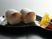 슈코 오사카 만푸쿠도_기름이 오른 계절 생선으로 만든 대표 메뉴 ‘봉 초밥’