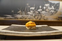 류즈키 SUSHI_초밥이기에 성게알 본연의 맛을 즐길 수 있는 '성게알 맛 비교 스시'