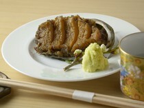 류즈키 SUSHI_독특한 식감과 맛을 즐길 수 있는 '에조 전복 조림'