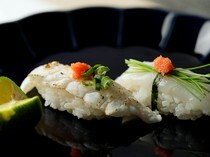스시갓포 기나리_신선함에서 우러나오는 깊은 맛. 겨울 미각의 대명사 '복어'를 즐길 수 있는 '복어 초밥 2종'
