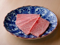 야키니쿠 간다정육점_살코기와 지방의 밸런스가 좋아 고기 본연의 단맛과 감칠맛을 즐길 수 있는 '흑모와규 A5 상급 갈비'