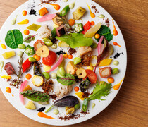 Amusez-vous (아뮤제브)_다채로운 조리법으로 제철 채소와 해산물을 만끽할 수 있는 ‘채소와 해산물 샐러드’