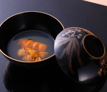스시 진에_자. 식사의 시작이 되는 메뉴 ‘성게알과 대합 수프’(주방특선 30,000엔 코스 중 한 품목)
