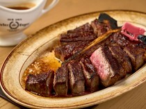 피터 루거 스테이크 하우스 도쿄_500℃가 넘는 특수 오븐에서 고기를 한 접시 가득 구워내는 'USDA 프라임 비프 드라이에이징 스테이크'
