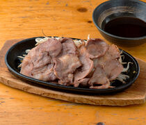 에비스 쇼텐 미나미2 니시5_갓 구운 양고기를 만끽할 수 있는 홋카이도 향토 요리. 소스를 발라서 먹는 ‘홋카이도 징기스칸 철판구이’